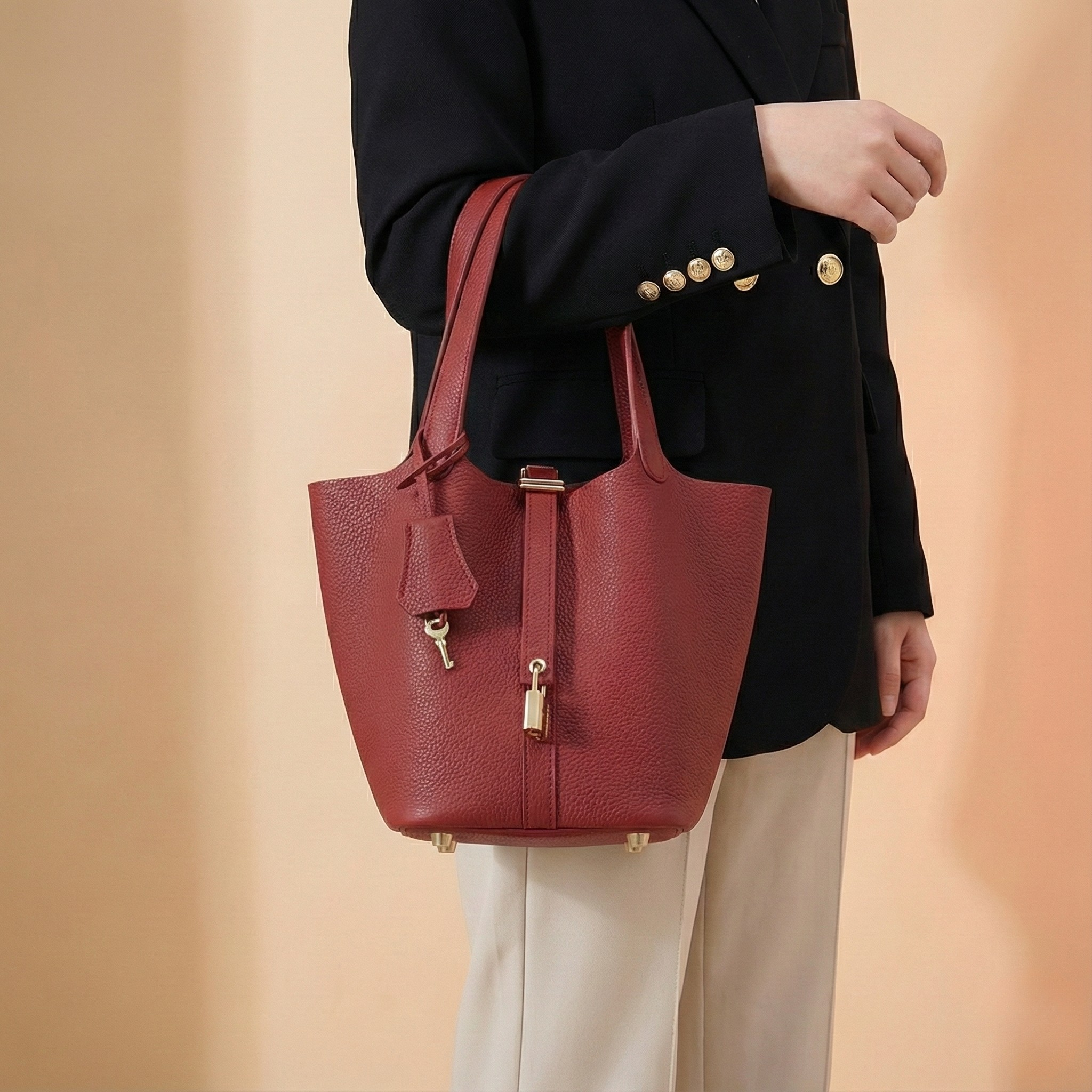 Structured Basket Handbag with Twist Lock – Faux Leather Bucket Bag