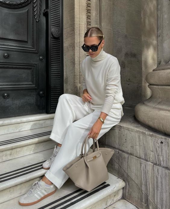 Luxury Tote Bag with Gold Clasp – Timeless Structured Handbag