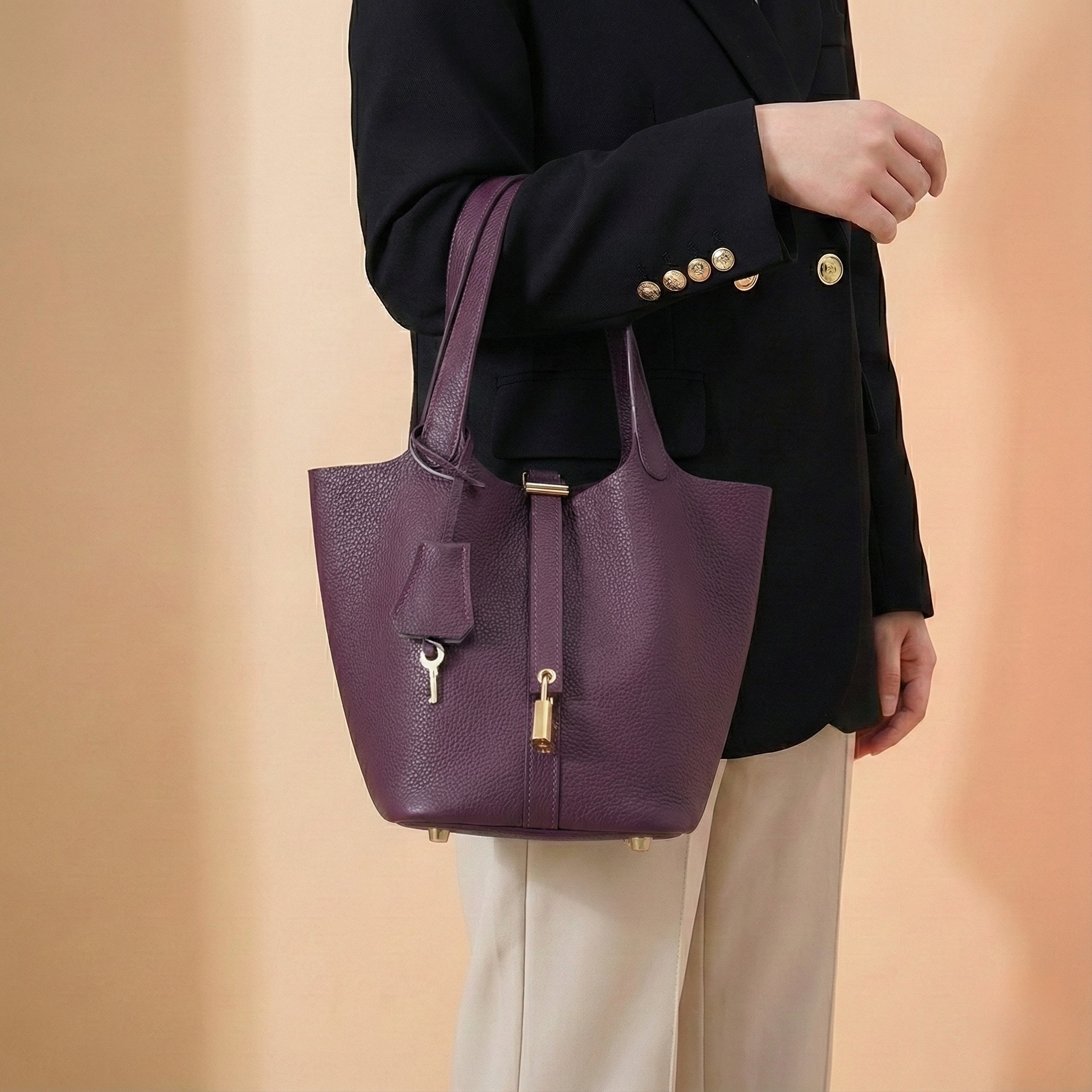 Structured Basket Handbag with Twist Lock – Faux Leather Bucket Bag