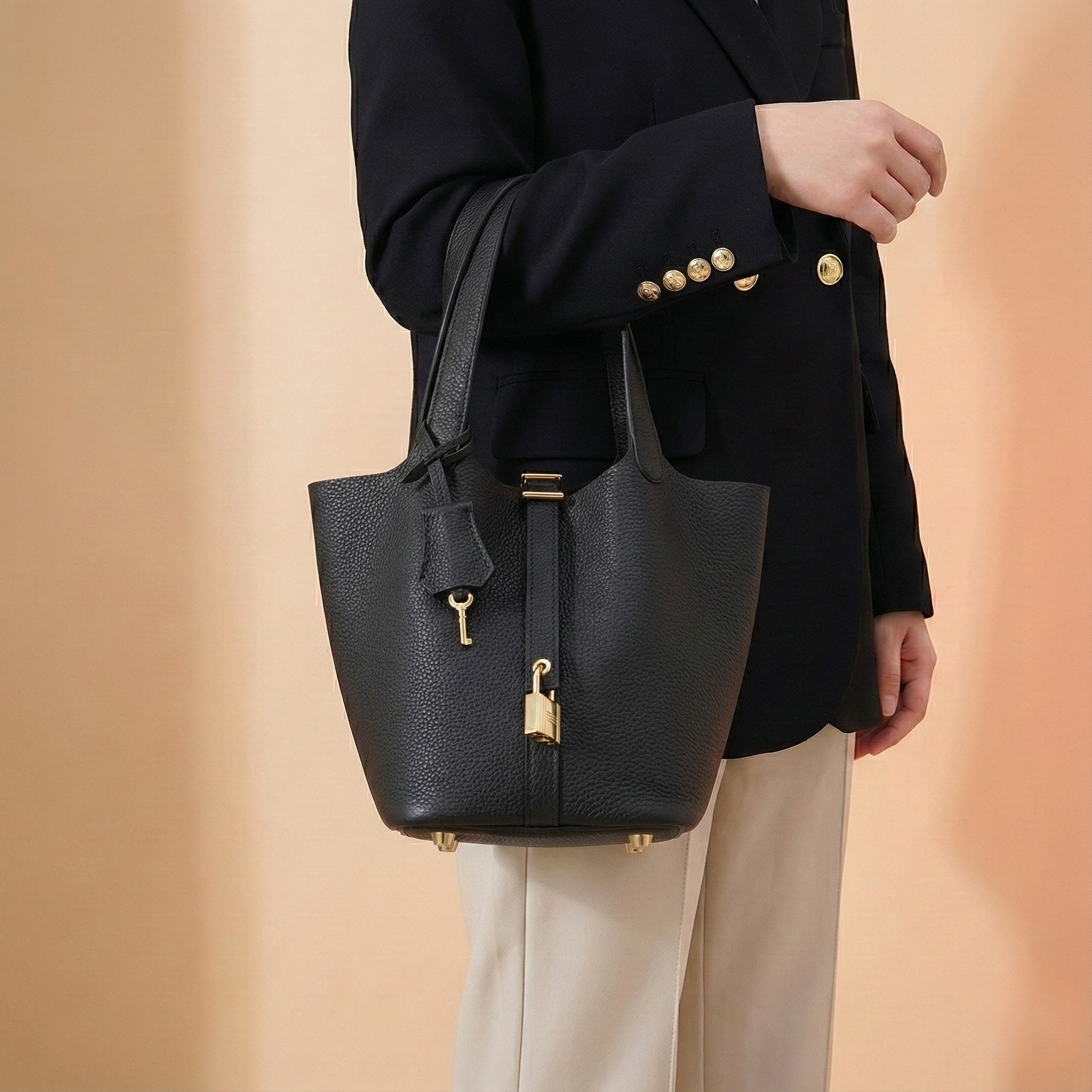 Structured Basket Handbag with Twist Lock – Faux Leather Bucket Bag