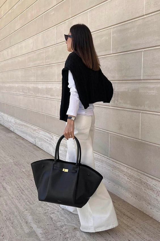 Luxury Tote Bag with Gold Clasp – Timeless Structured Handbag