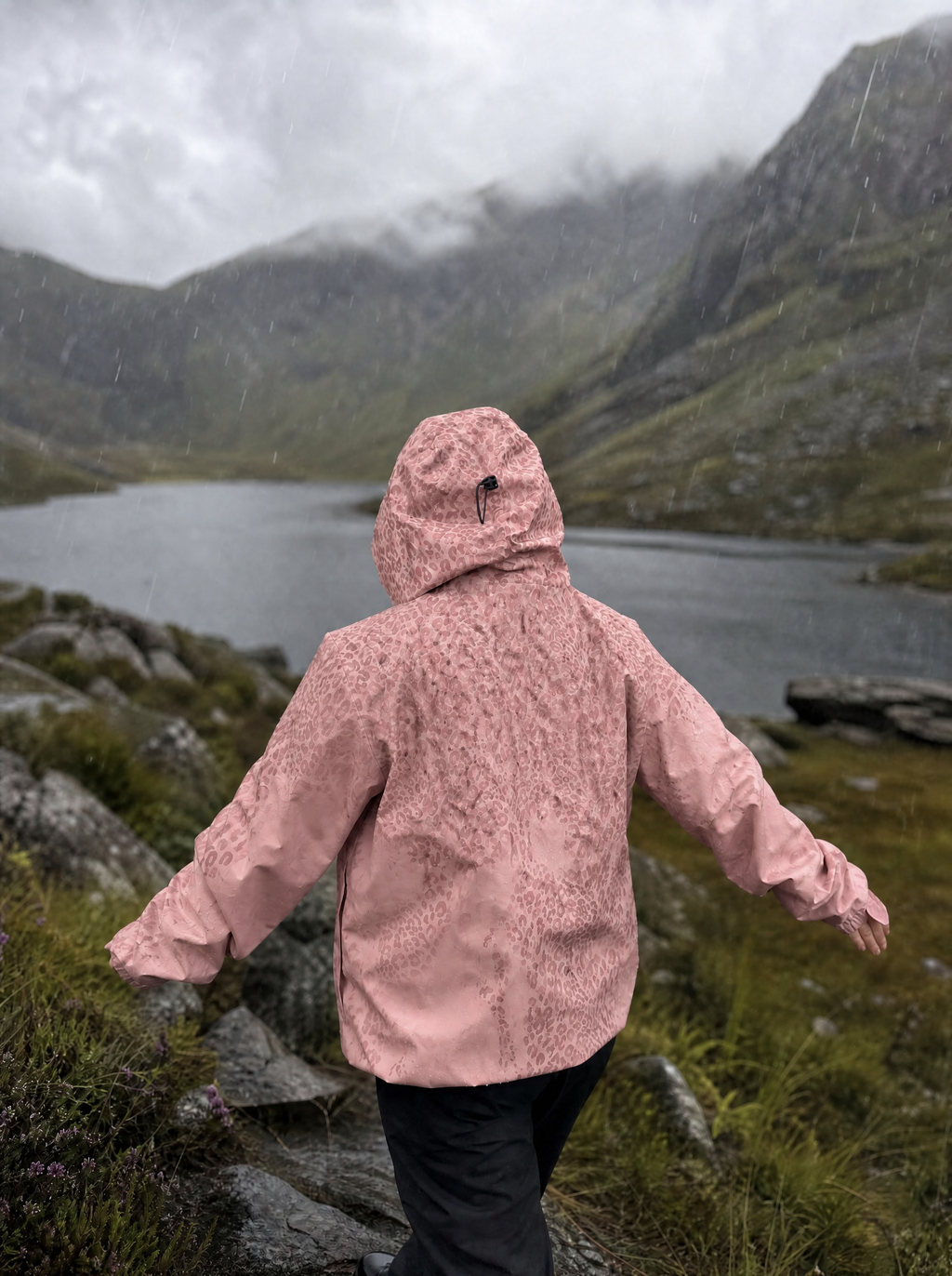 Women's Hooded Rain Jacket with Hidden Leopard Print – Water-Repellent