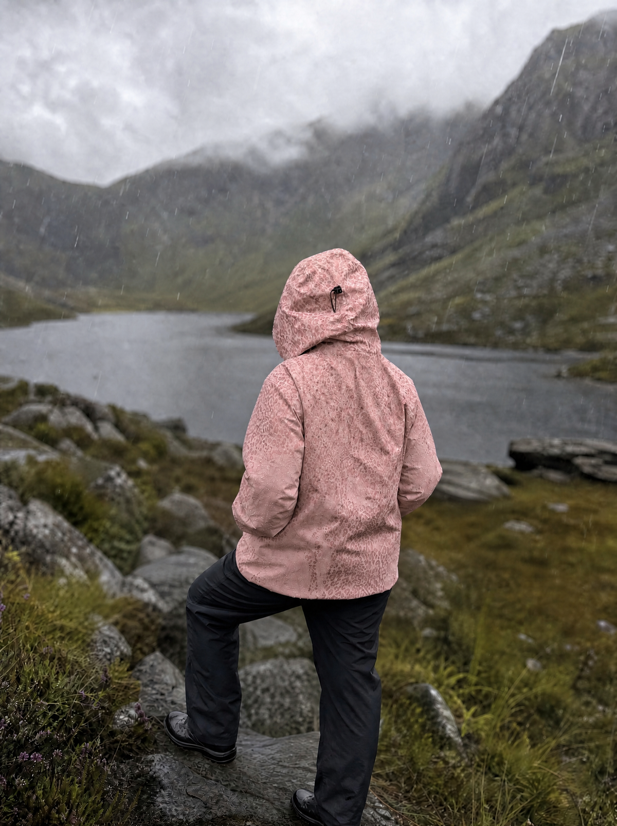 Women's Hooded Rain Jacket with Hidden Leopard Print – Water-Repellent