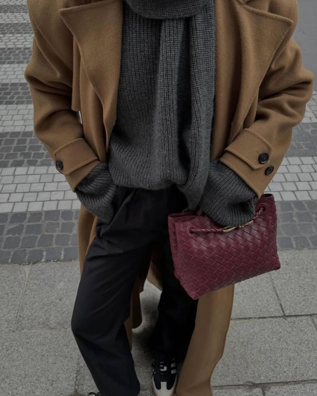 Small Woven Bag with Gold Details – Compact Textured Handbag